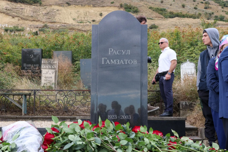 Фёдор Щукин почтил память Расула Гамзатова